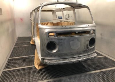 VW T2 Bus wird lackiert