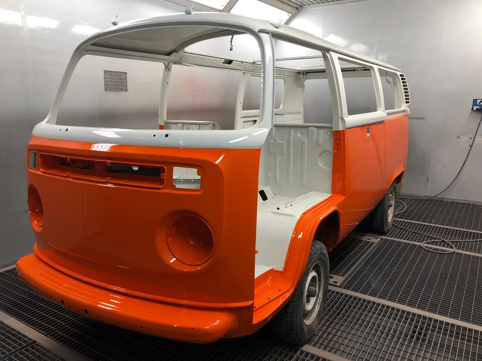 Volkswagen T2 Bus Ganzlackierung 2.jpg